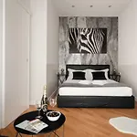 Deluxe Central Apartment