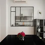 Deluxe Central Apartment